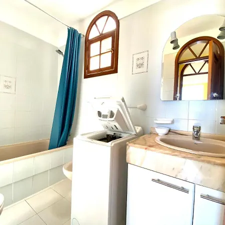 With Ocean Views And Huge Pool In San Eugenio Alto Lägenhet